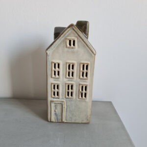 Hus beige keramik med ledbelysning