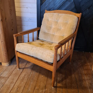 Fåtölj i trä med dynor