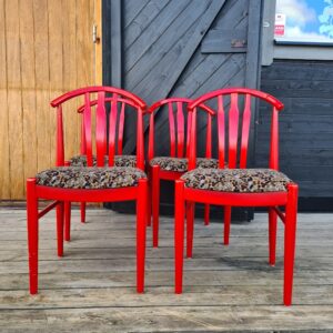 Stolar fyra stycken röda