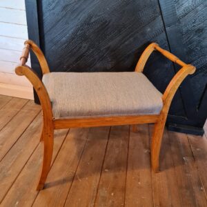 Taburett björk med ulltyg